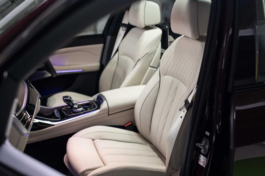 Интерьер BMW X7 M50i (G07) 2019 года  (JP) (фото 14 из 18)